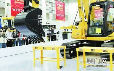 工程機械耍雜技 觀眾驚嘆_廈門網